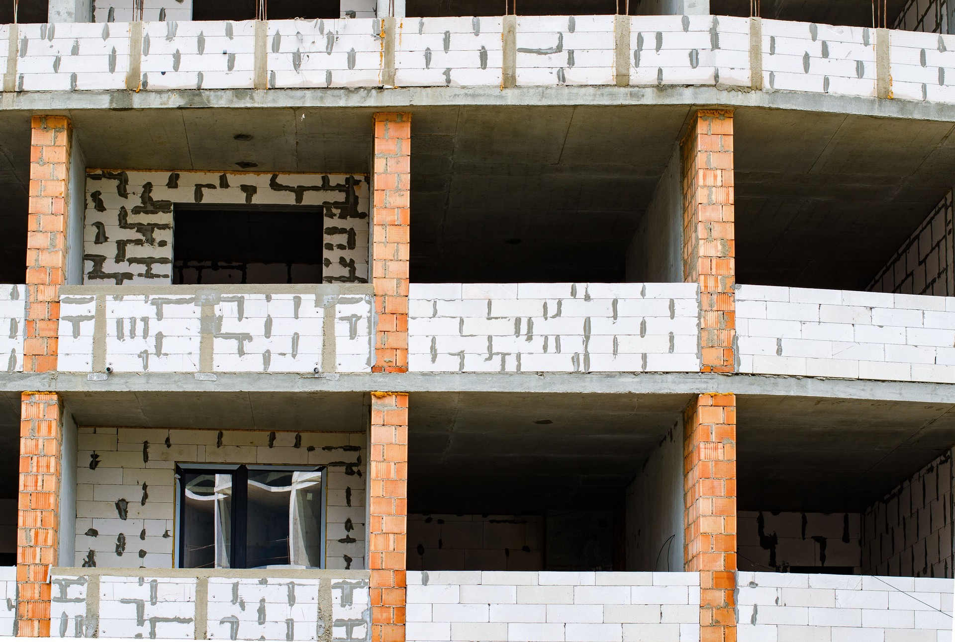 L’extérieur d’un bâtiment inachevé en construction