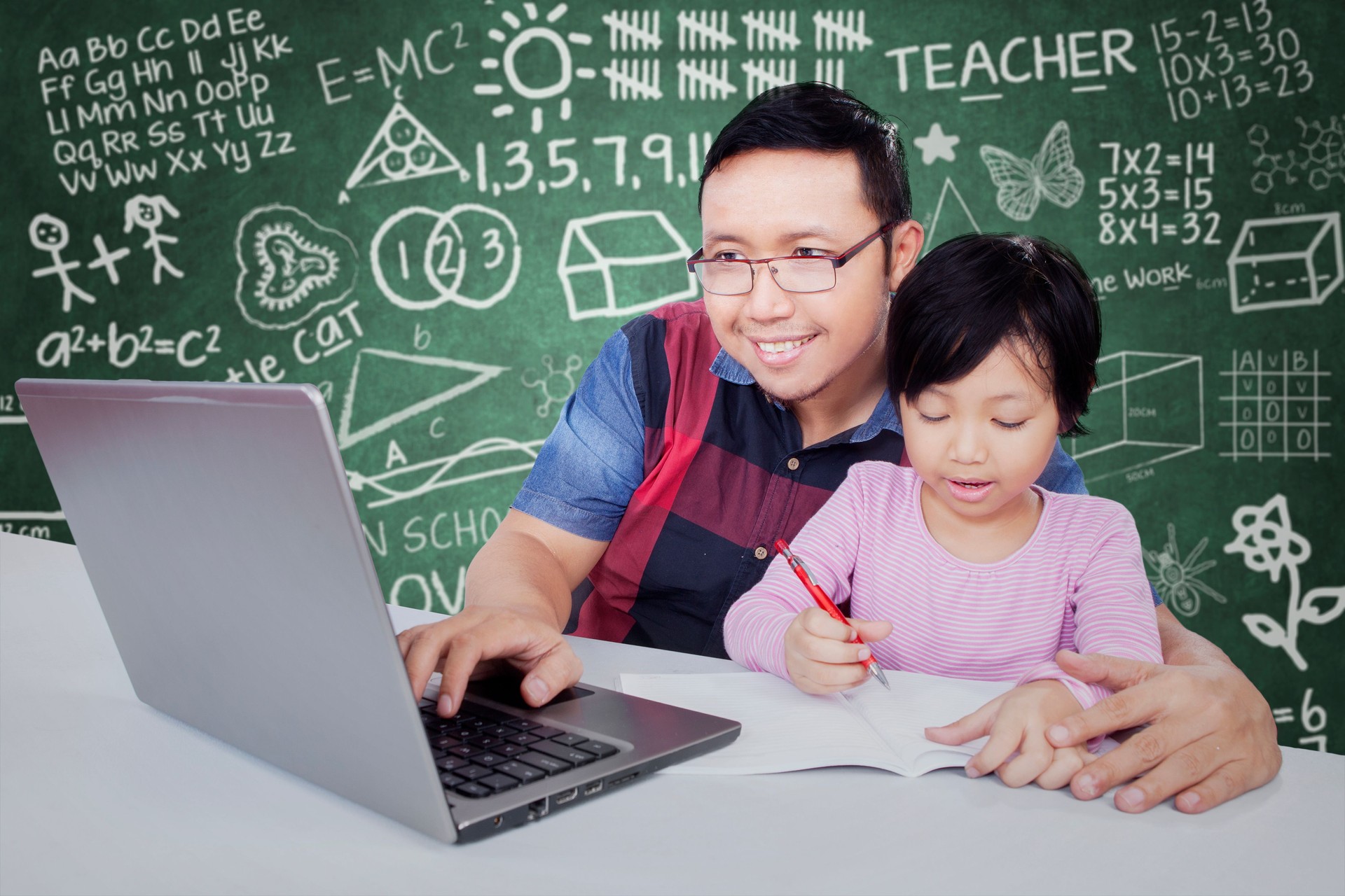 École élémentaire étudiants avec professeur à la classe d'apprentissage