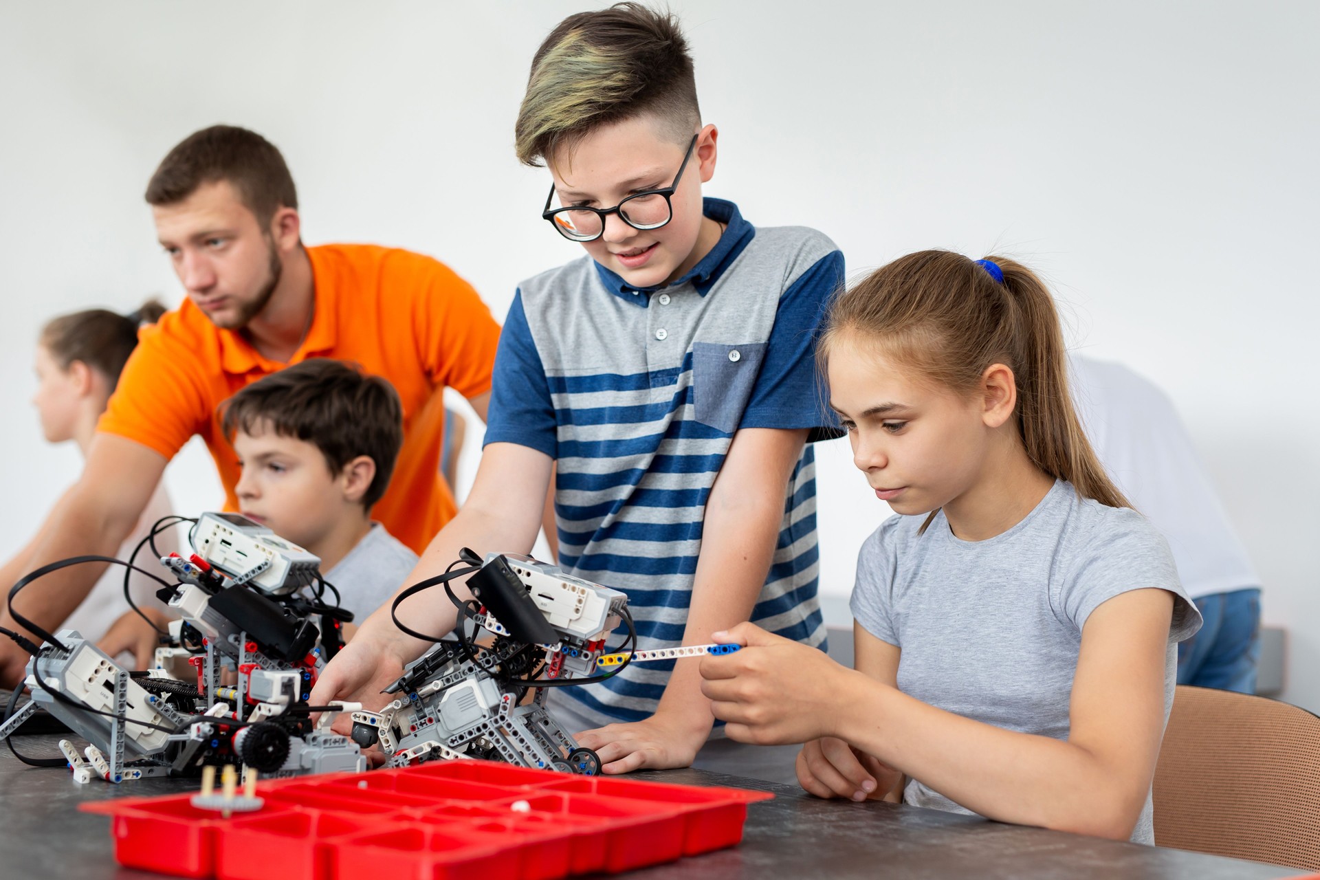 Enfants travaillant avec un enseignant sur leur projet d’éducation robotique
