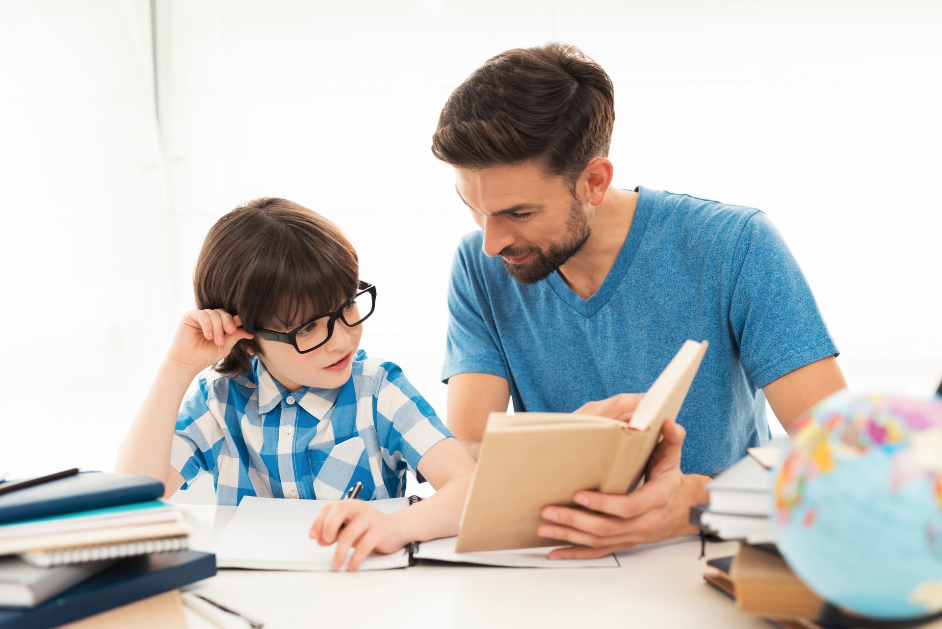 Père aide son fils à faire ses devoirs à l’école.