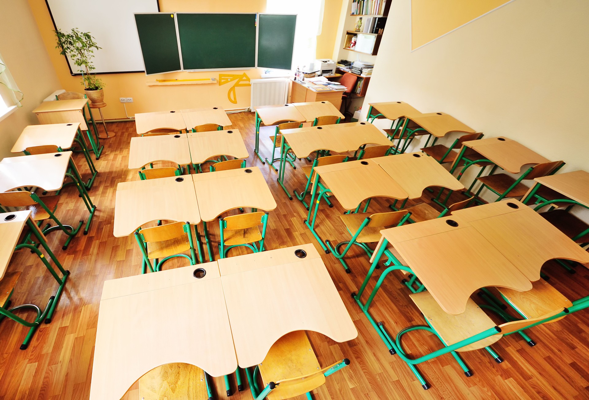 salle d’école vide, bureaux, chaises, un tableau noir vert. Le concept de la rentrée scolaire, pas de personnes, de l’éducation