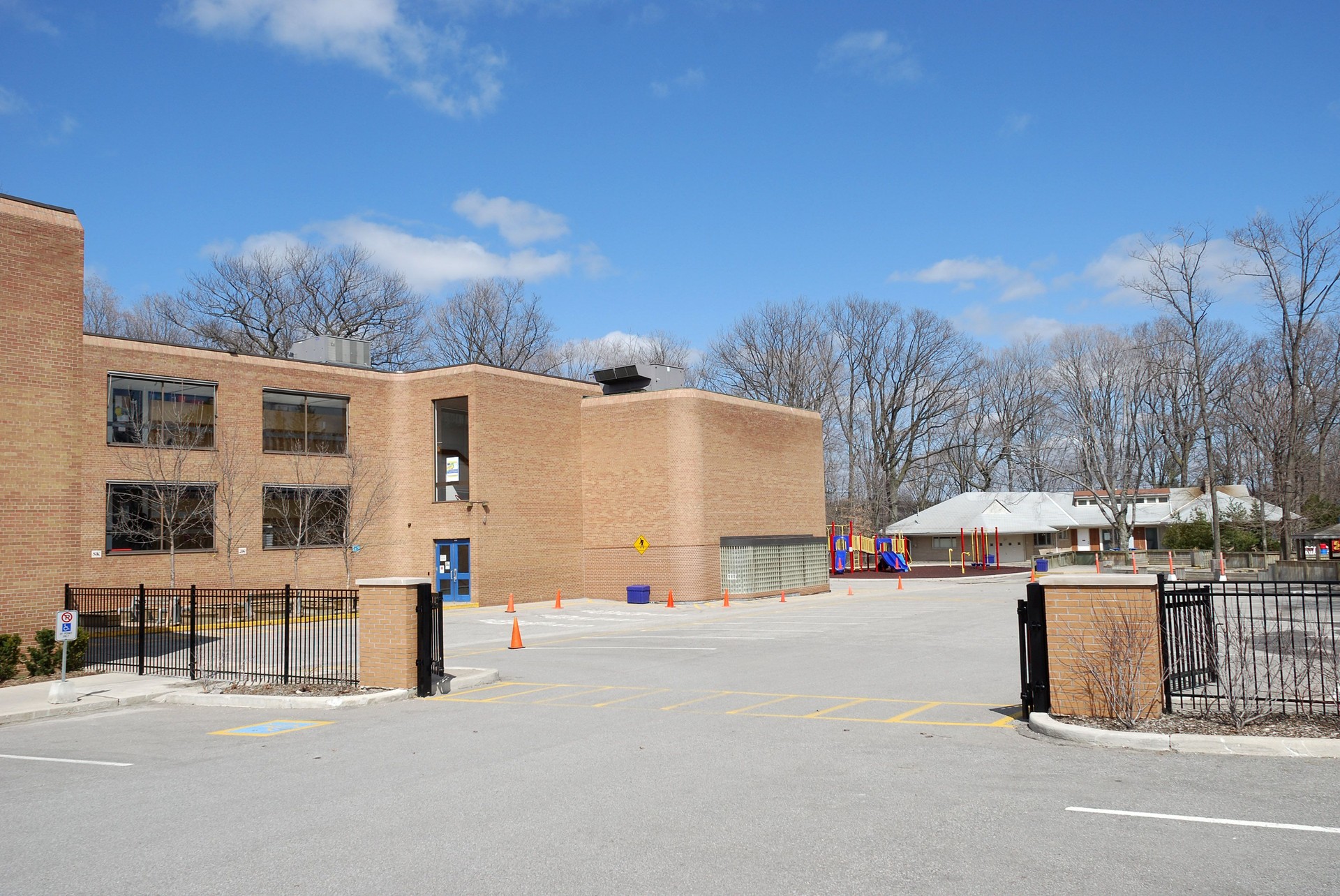 École bâtiment et cour de récréation